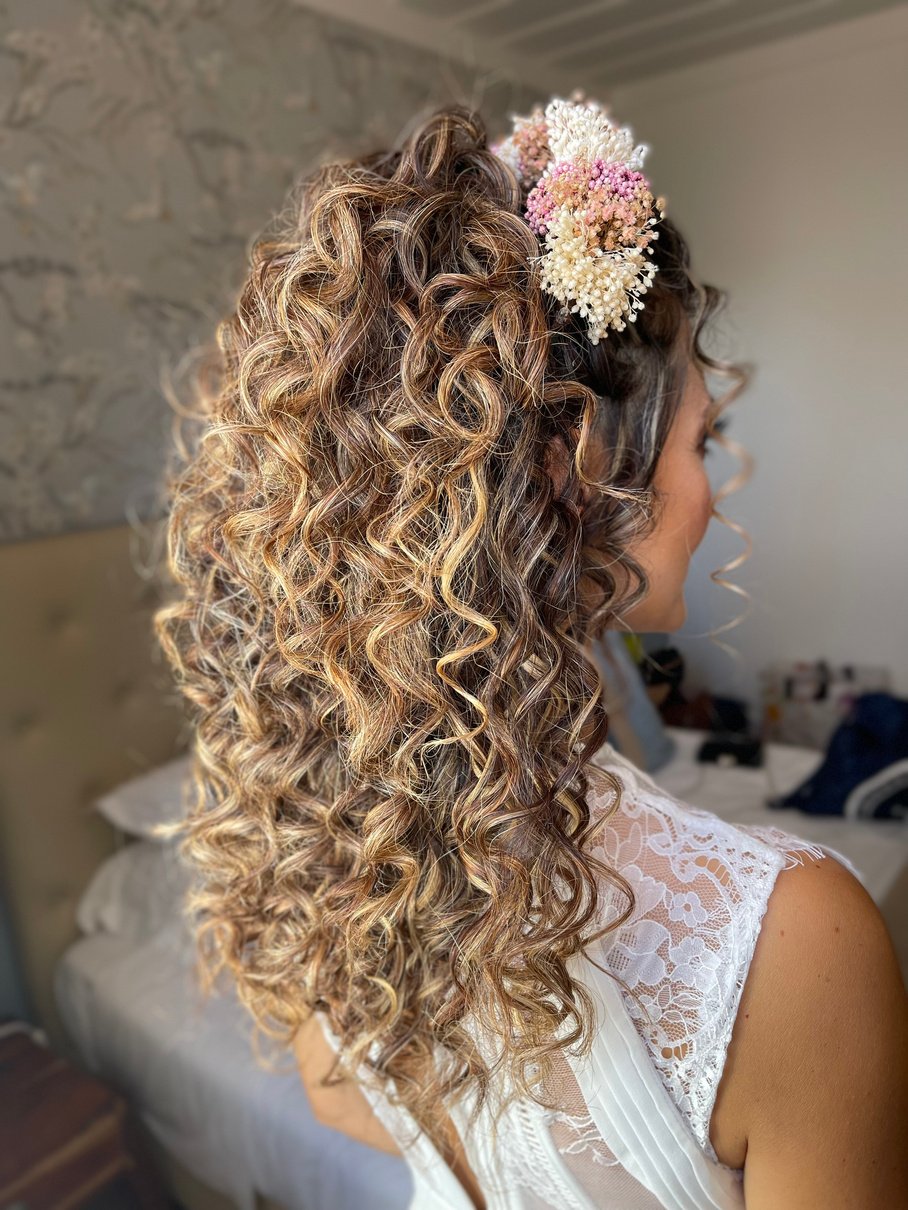 Detalhe — flores no cabelo